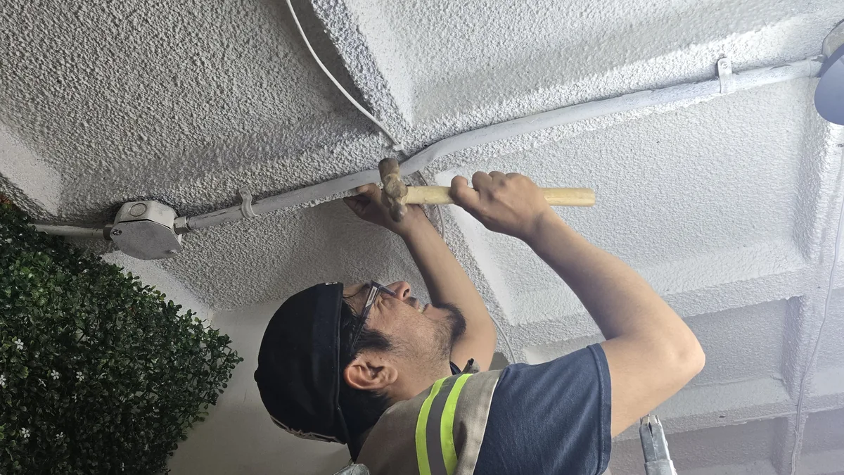 Canalización y cableado en el techo durante una instalación en Tijuana