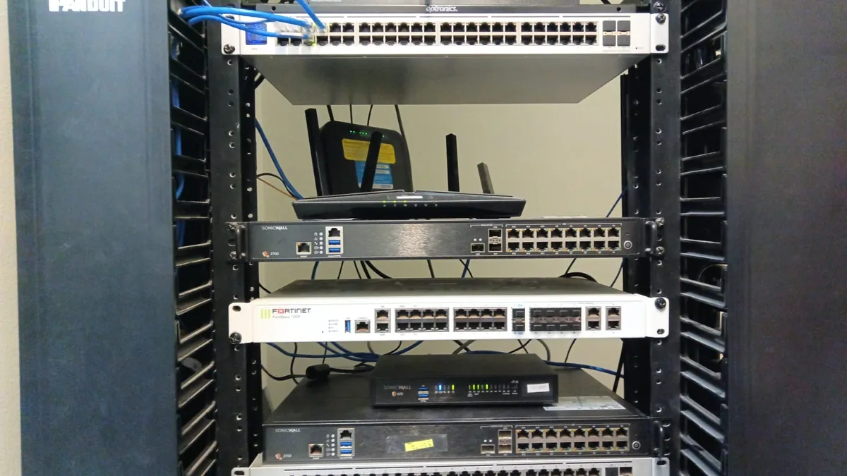 Firewall y switches montados en el rack de una empresa en Tijuana