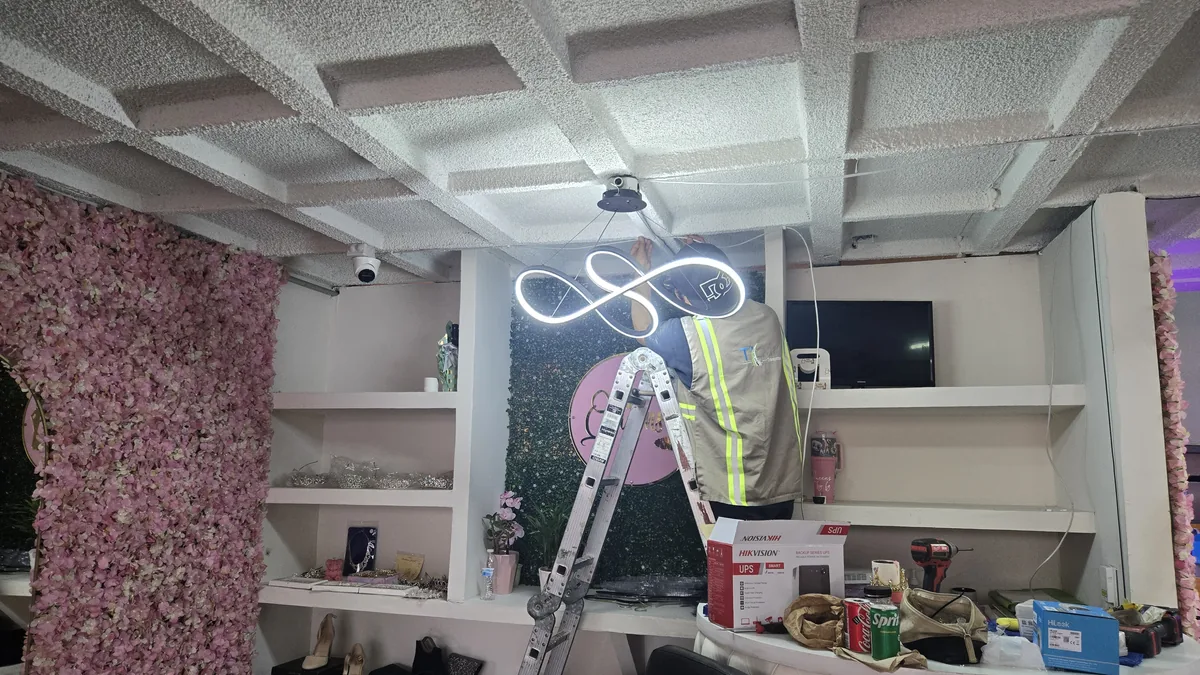 Instalación de cámara domo en el techo de un local comercial en Tijuana