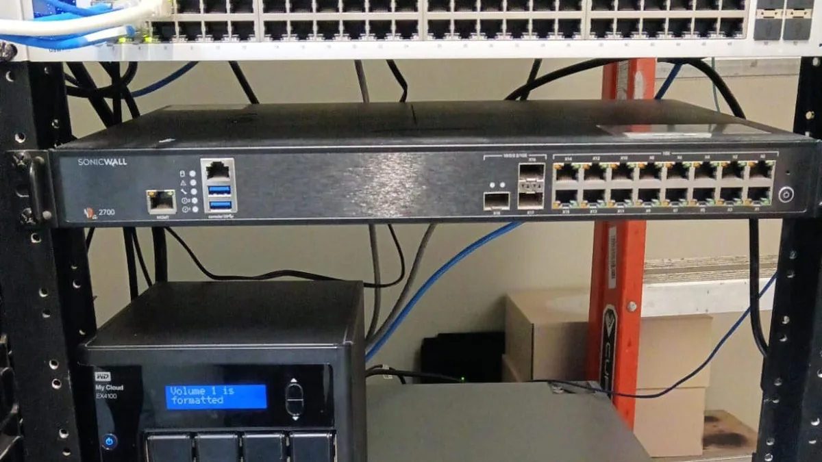 Rack de una empresa con el switch administrable arriba, el firewall en el centro y el equipo de respaldo abajo
