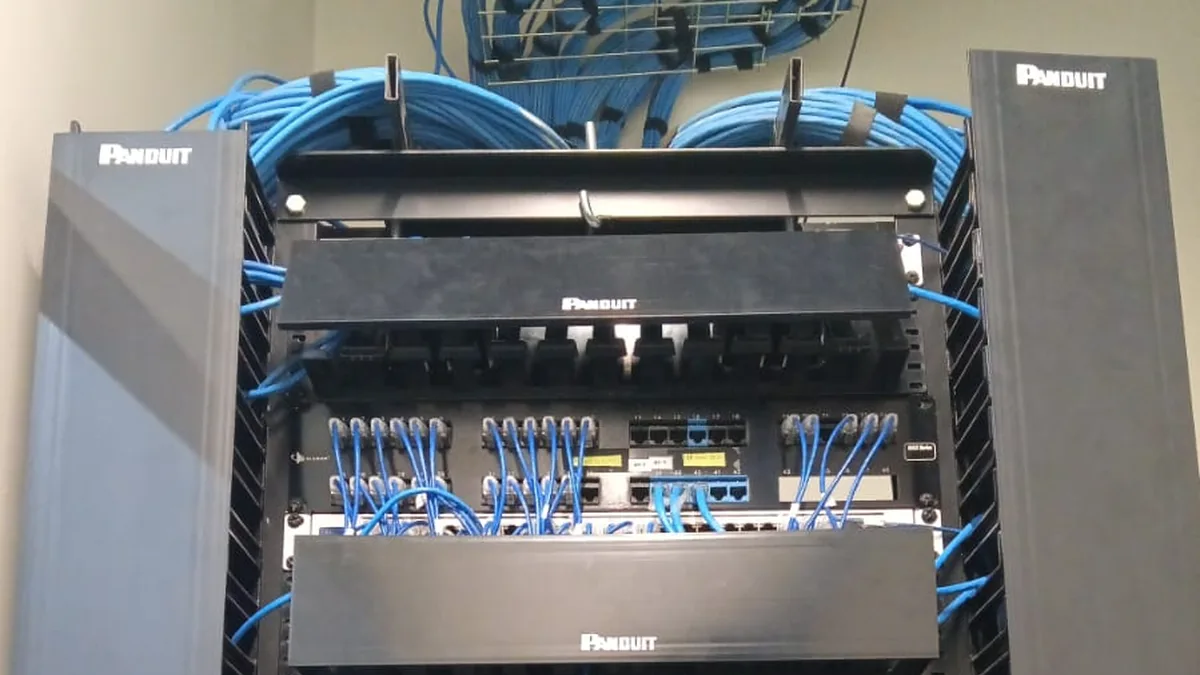 Rack de comunicaciones terminado con paneles de parcheo Panduit y cableado organizado